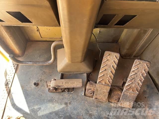 CAT 633E Skrobaki