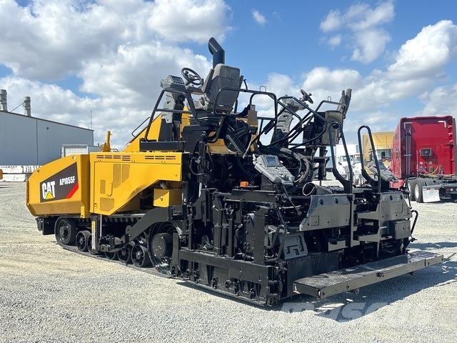 CAT AP1055F Rozściełacze do asfaltu