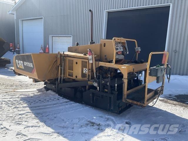 CAT AP255E Rozściełacze do asfaltu