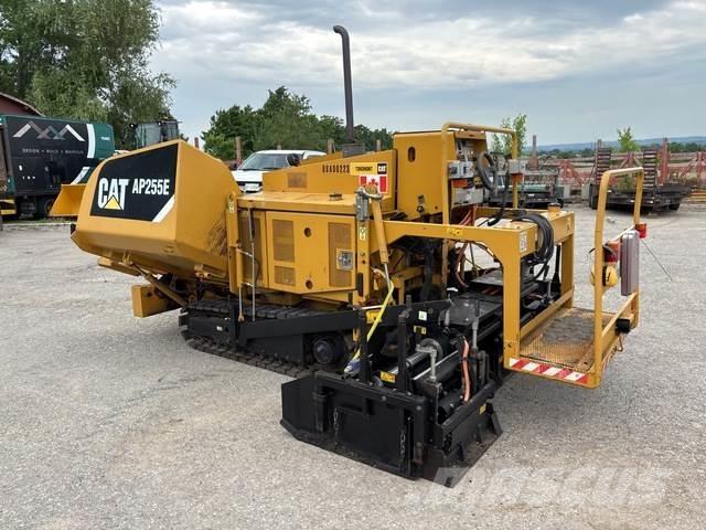 CAT AP255E Rozściełacze do asfaltu