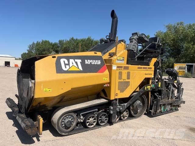 CAT AP555F Rozściełacze do asfaltu