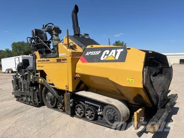 CAT AP555F Rozściełacze do asfaltu
