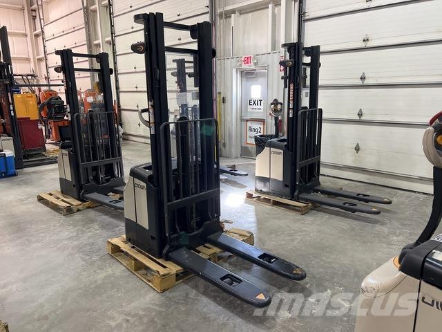 Crown ES 4000 Samojezdne maszyny do załadunku