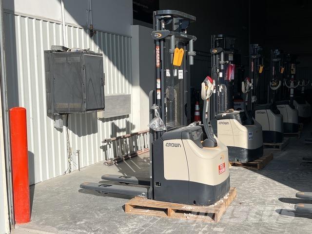 Crown ES 4000 Samojezdne maszyny do załadunku
