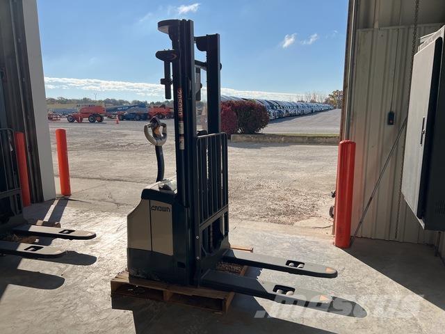 Crown ES 4000 Samojezdne maszyny do załadunku