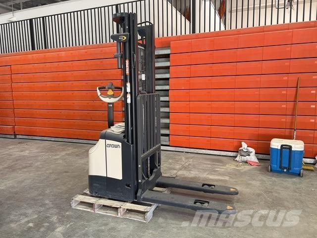 Crown ES 4000 Samojezdne maszyny do załadunku