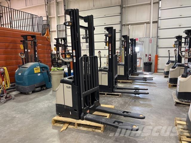 Crown ES 4000 Samojezdne maszyny do załadunku