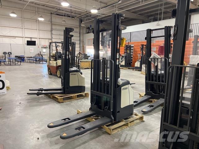 Crown ES 4000 Samojezdne maszyny do załadunku