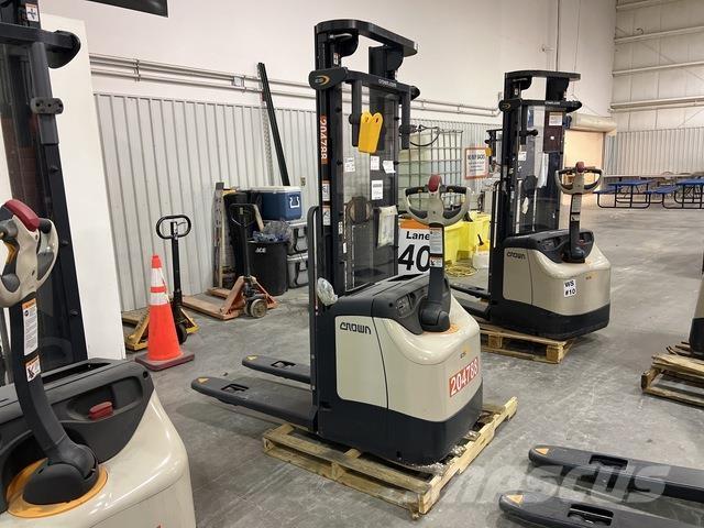 Crown ES 4000 Samojezdne maszyny do załadunku