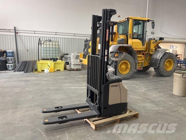 Crown ES 4000 Samojezdne maszyny do załadunku