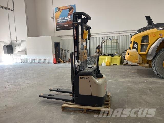 Crown ES 4000 Samojezdne maszyny do załadunku