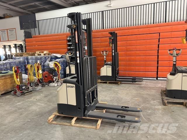 Crown ES 4000 Samojezdne maszyny do załadunku