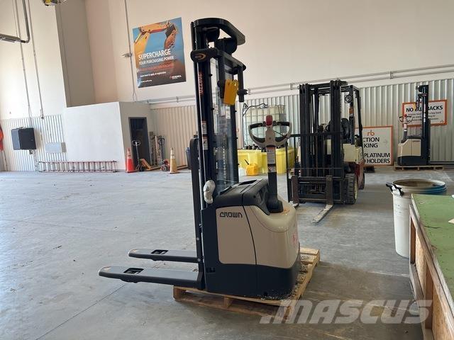 Crown ES 4000 Samojezdne maszyny do załadunku