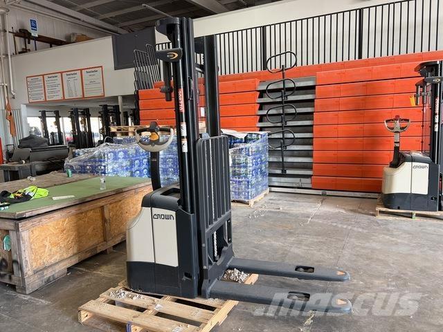 Crown ES 4000 Samojezdne maszyny do załadunku