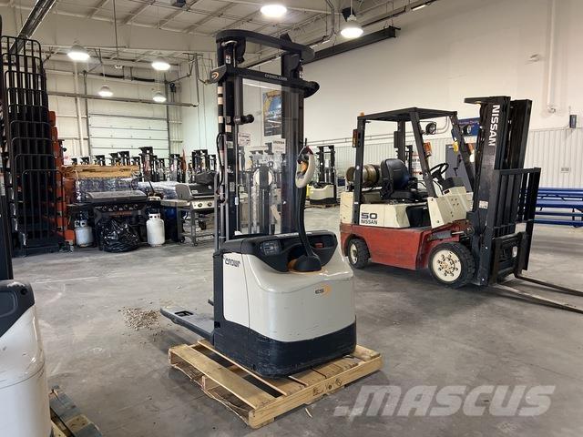 Crown ES 4000 Samojezdne maszyny do załadunku