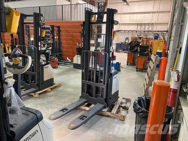 Crown ES 4000 Samojezdne maszyny do załadunku