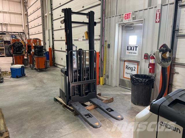 Crown ES 4000 Samojezdne maszyny do załadunku