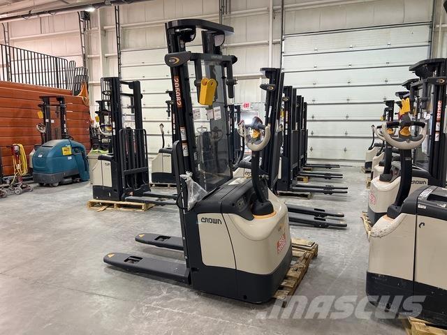 Crown ES 4000 Samojezdne maszyny do załadunku