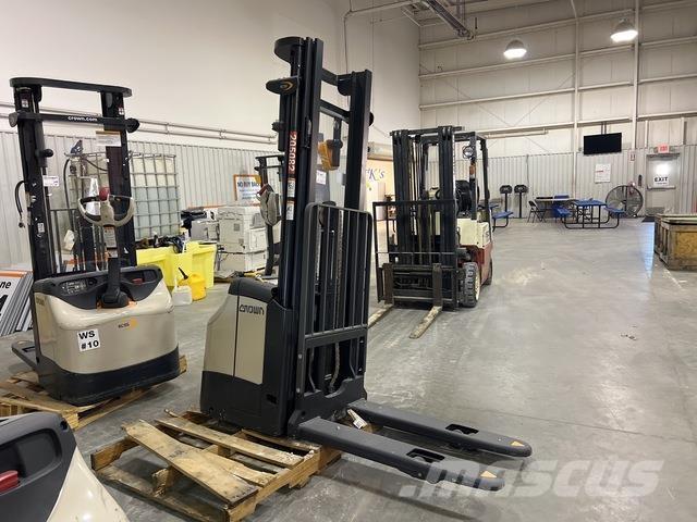 Crown ES 4000 Samojezdne maszyny do załadunku