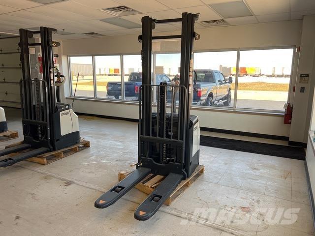 Crown ES 4000 Samojezdne maszyny do załadunku