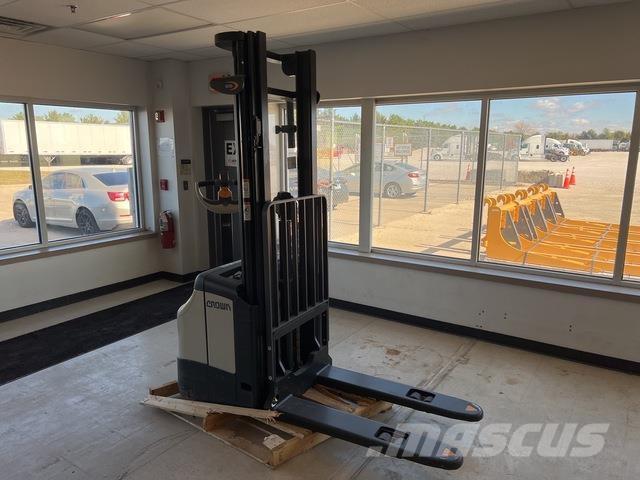 Crown ES 4000 Samojezdne maszyny do załadunku