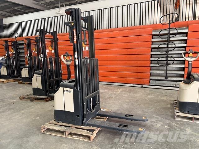 Crown ES 4000 Samojezdne maszyny do załadunku