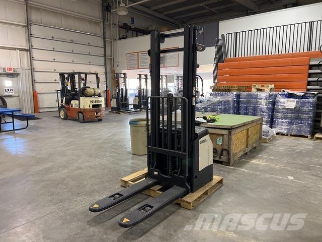 Crown ES 4000 Samojezdne maszyny do załadunku