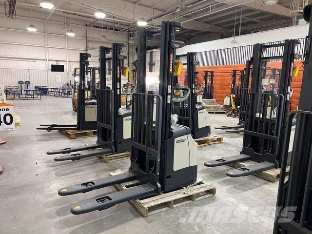 Crown ES 4000 Samojezdne maszyny do załadunku