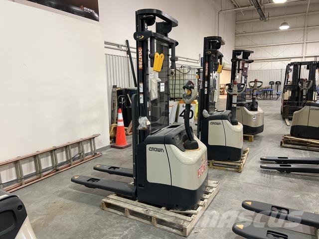 Crown ES 4000 Samojezdne maszyny do załadunku