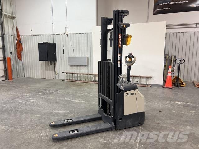 Crown ES 4000 Samojezdne maszyny do załadunku