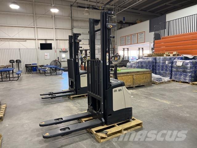 Crown ES 4000 Samojezdne maszyny do załadunku