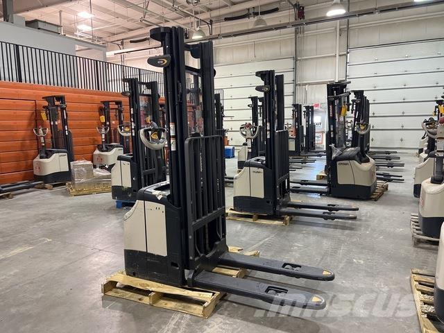 Crown ES 4000 Samojezdne maszyny do załadunku