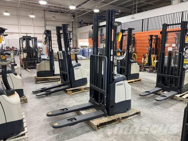 Crown ES 4000 Samojezdne maszyny do załadunku