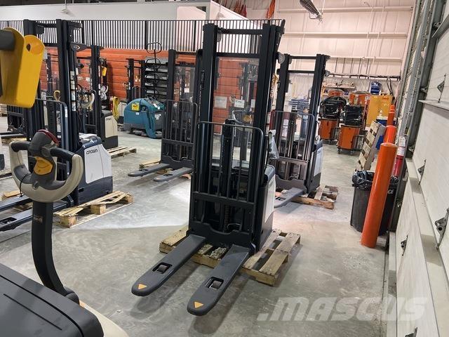 Crown ES 4000 Samojezdne maszyny do załadunku