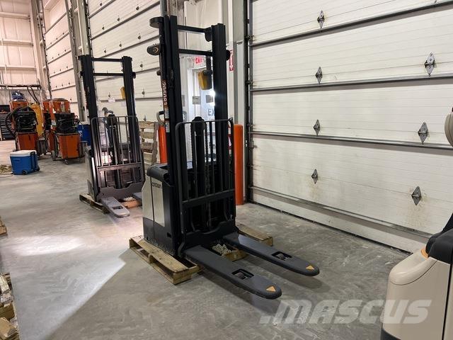 Crown ES 4000 Samojezdne maszyny do załadunku