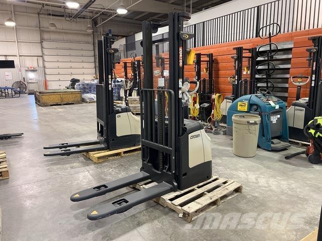 Crown ES 4000 Samojezdne maszyny do załadunku