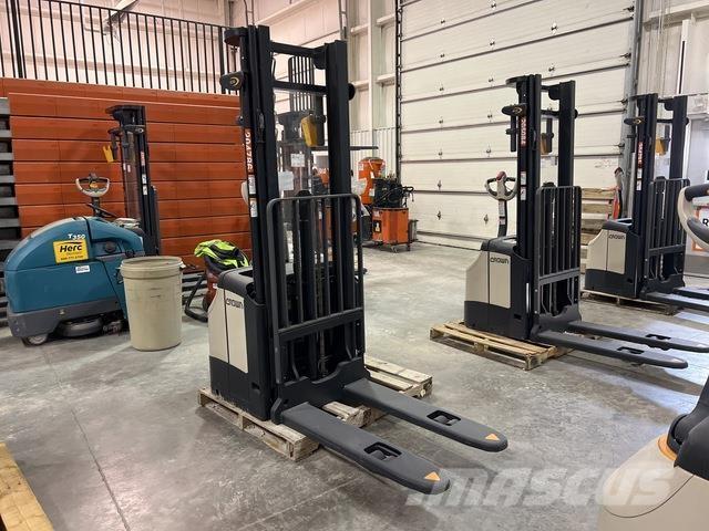 Crown ES 4000 Samojezdne maszyny do załadunku