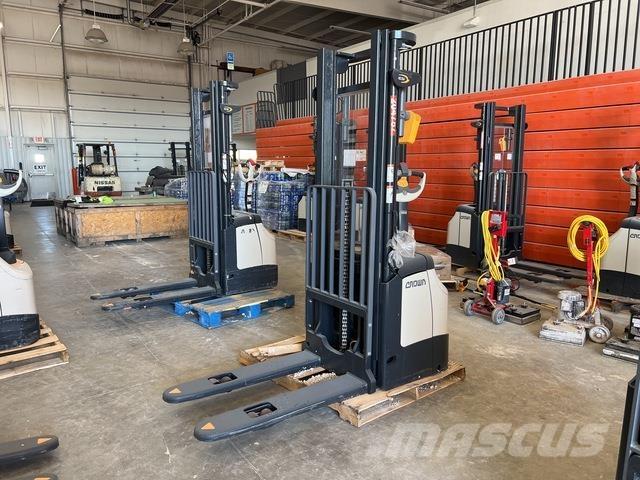 Crown ES 4000 Samojezdne maszyny do załadunku