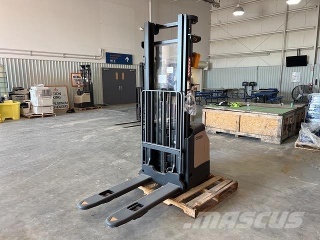 Crown ES 4000 Samojezdne maszyny do załadunku