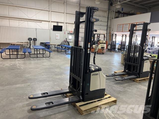 Crown ES 4000 Samojezdne maszyny do załadunku