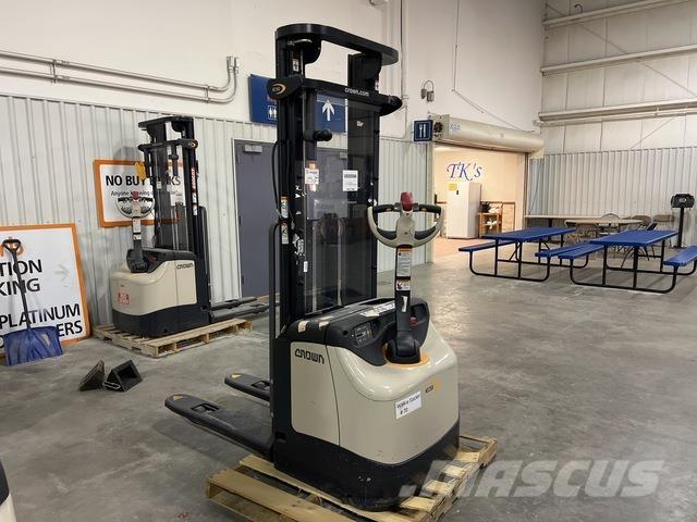 Crown ES 4000 Samojezdne maszyny do załadunku