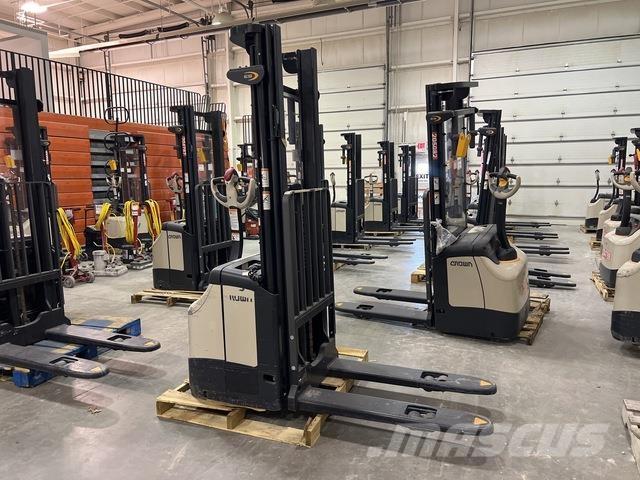 Crown ES 4000 Samojezdne maszyny do załadunku