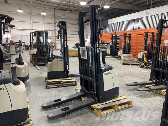 Crown ES 4000 Samojezdne maszyny do załadunku