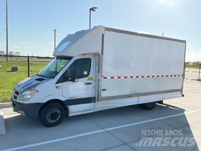 Dodge 3500 Samochody ciężarowe ze skrzynią zamkniętą