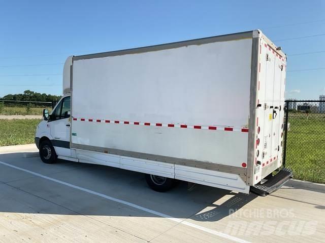 Dodge 3500 Samochody ciężarowe ze skrzynią zamkniętą