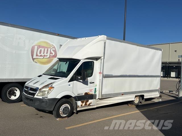 Dodge 3500 Samochody ciężarowe ze skrzynią zamkniętą