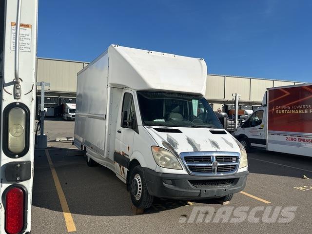 Dodge 3500 Samochody ciężarowe ze skrzynią zamkniętą