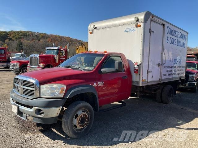 Dodge 5500 Samochody ciężarowe ze skrzynią zamkniętą