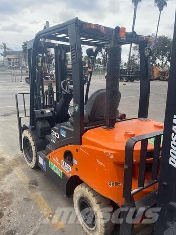 Doosan D30S7 Maszyny budowlane - Inne