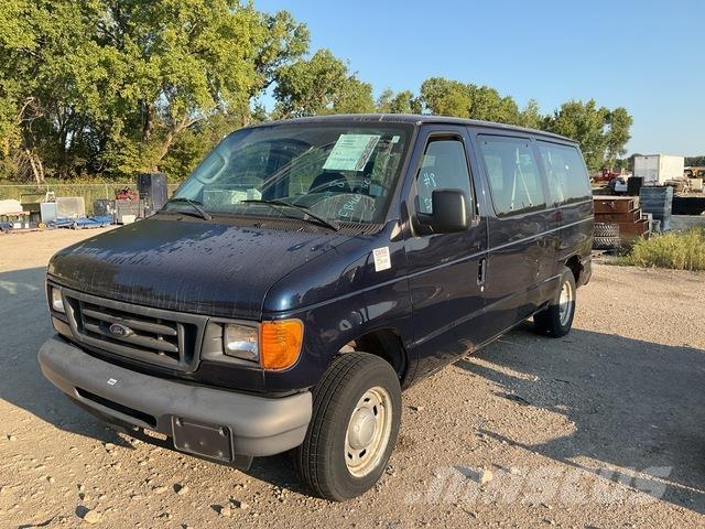 Ford E-150 XL Samochody osobowe